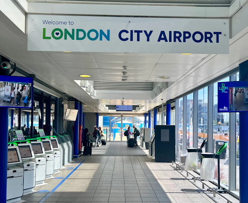 How Chauffeur Services Ensure Smooth Transfers Between Heathrow and London City Airport
